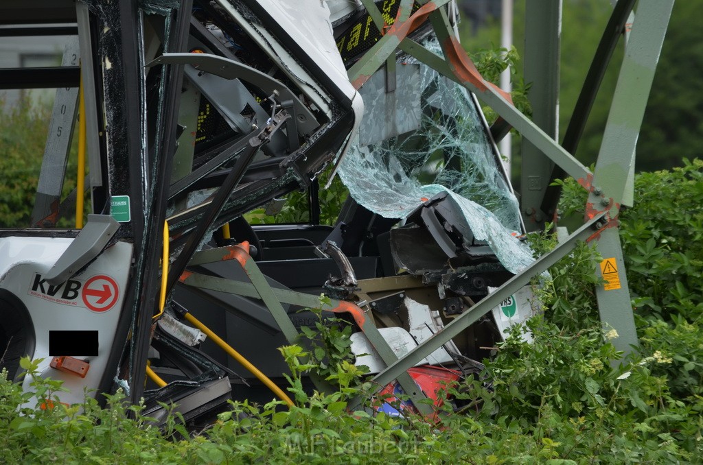 Schwerer Bus Unfall Koeln Porz Gremberghoven Neuenhofstr P138.JPG - Miklos Laubert